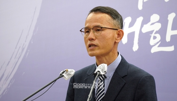 김태흠 충남지사가 오는 24일 이종섭 국방부 장관과 만난다. 이번 회동은 육군사관학교 논산 이전 등 윤석열 대통령 공약 실행을 위한 분기점이 될 가능성이 커 주목된다. (브리핑을 진행 중인 송무경 충남도 공공기관유치단장/ 굿모닝충청=이종현 기자)