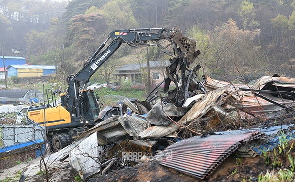 충남 홍성군 서부면에서 지난 2일 발생한 산불과 관련 복구 작업이 18일 시작됐다. (사진=홍성군 제공/굿모닝충청 이종현 기자)