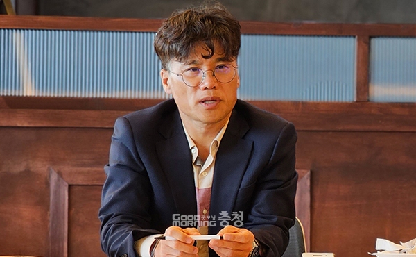 이관우 충남교육청 노동조합 위원장은 19일 “공직자는 정치적 중립을 지켜야 한다. 하지만 선거권을 행사하는 국민의 일원이라는 점에서 대선공약 이행 촉구는 분명 요구할 수 있다”며 “충남의 이익과 발전을 위해 동분서주하겠다”고 말했다. (사진=충교노 제공/굿모닝충청 이종현 기자)