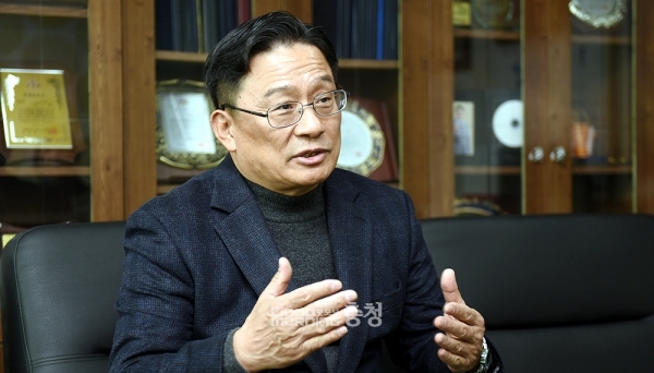 박찬주 육사충남유치범도민추진위원회 상임위원장 20일 “육군사관학교는 전시와 평시 구분 없이 안정적으로 운영될 수 있는 곳에 위치하는 것이 바람직하다”며 “육사를 이전한다면 군사적으로 볼 때 차령산맥 이남에 위치하는 것이 적절하다”고 밝혔다. (박찬주 상임위원장 제공/ 굿모닝충청=김갑수 기자)