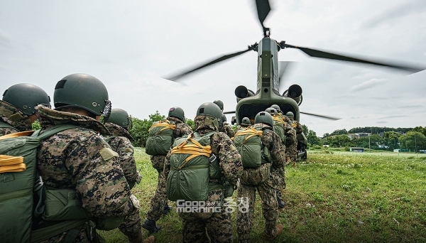 박찬주 상임위원장은 “국가의 영속성과 지속성을 보장하기 위해서라도 국방부와 합참은 차령산맥 이남으로 재배치해야 한다는 것이 저의 소신”이라고 재차 강조했다. (자료사진: 육사 공식 페이스북)