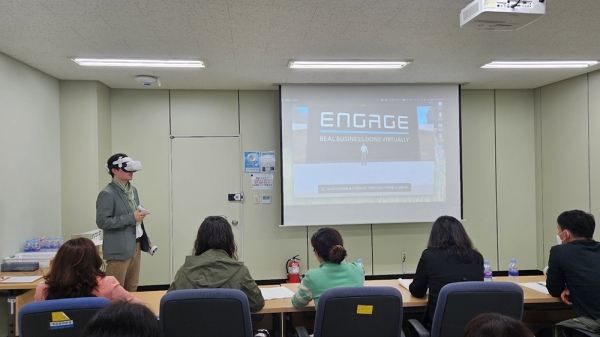 지난 18일 에듀힐링센터 ‘메타버스 심리상담’ 교실에서 배지석 강사가 'VR 헤드셋'을 착용해 메타버스 기술을 시현하고 있다. (사진=굿모닝충청 신성재 기자)<br>