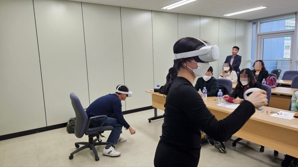 이날 강의에 참여한 수강생들은 VR 헤드셋을 착용해 실습에 참여하기도 했다. (사진=굿모닝충청 신성재 기자)<br>