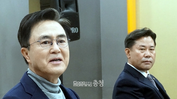 김태흠 충남지사가 오는 9월 23일부터 10월 9일까지 공주시와 부여군에서 개최되는 백제문화제(대백제전)에 대해 우려의 목소리를 냈다. 적지 않은 예산이 투입되는데 과연 그만큼의 효과를 낼 수 있는지 걱정이라는 것이다. (김태흠 지사와 박정현 부여군수/ 굿모닝충청=김갑수 기자)