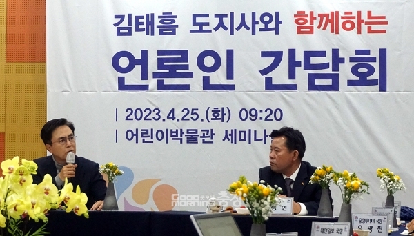 김태흠 지사는 이날 오전 시·군 방문 두 번째 순서로 부여군을 찾아 언론인 간담회를 갖고 전날 SNS ‘김태흠의 생각’을 통해 국가재정법 개정안 통과를 촉구한 것에 대한 질문에 “일부 언론이나 제대로 알지 못하는 사람들이 (반대)하니까 여야가 눈치를 보고 있다”며 이같이 강조했다. (왼쪽부터 김태흠 지사와 박정현 부여군수)