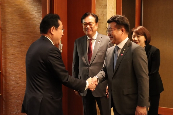 기시다 후미오 일본총리와 한일의원연맹 회장인 국민의힘 정진석 의원, 간사장인 더불어민주당 윤호중 의원이 8일 서울 롯데호텔에서 만남을 가졌다. 사진=정진석 의원 페이스북