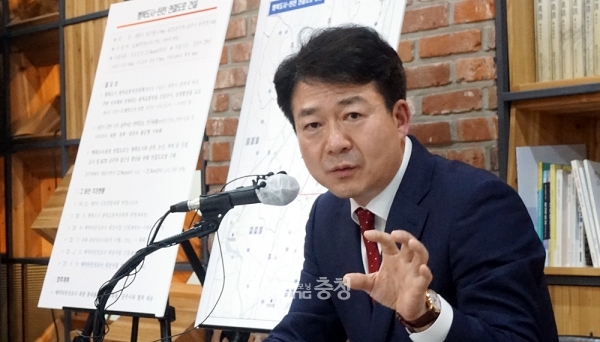 서산공항에 대한 예비타당성 조사(예타) 통과가 끝내 무산된 가운데, 충남도가 사업비를 500억 원 아래로 낮춰 2028년 개항을 추진하겠다는 입장을 밝혔다. (기자간담회를 진행 중인 홍순광 건설교통국장/ 굿모닝충청=김갑수 기자)