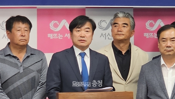 조한기 전 청와대 제1부속비서관이 국민의힘 성일종 국회의원(충남서산·태안)을 향해 공개토론을 제안하고 나섰다. (제공: 왼쪽부터 장승재 전 충남도의원, 조한기 전 비서관, 김영수 전 충남도의원, 안효돈 서산시의원/ 굿모닝충청=김갑수 기자)