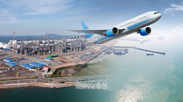 충남의 하늘길 서산공항이 예비타당성 조사를 통과하지 못한 가운데, 대산석유화학단지가 일정 부분 악영향을 끼친 것으로 전해져 논란이 예상된다. (서산시 제공 자료사진 합성/ 굿모닝충청=김갑수 기자)