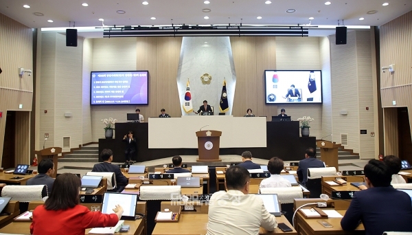 충남 당진시의회(의장 김덕주)는 지난 16일 제102회 정례회 3차 본회의를 열어 김명회 의원이 대표 발의한 ‘당진시 교육국제화특구 지정 촉구 결의안(문)’을 만장일치로 채택하고, 이를 교육부와 충남교육청 등에 전달하기로 했다. (당진시의회 제공/ 굿모닝충청=김갑수 기자)