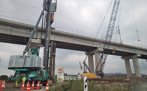 서해선 복선전철 내포역(삽교역) 건립 부지에 기둥이 세워지고 있어 주민들 사이에선 궁금증이 유발되고 있다. (사진=굿모닝충청 이종현 기자)