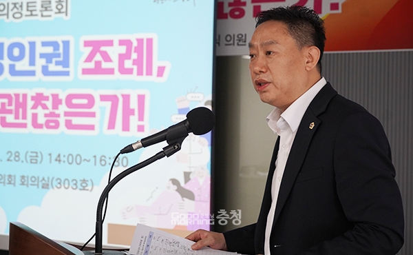 박 의원은 인사말을 통해 “학생 인권이 지나치게 강조되면서 일선 교사들이 어려움을 토로하고 있다. 다른 학생들의 학습권마저 위협받고 있다. 한편에선 학교가 인권 친화적으로 바뀌고 있다는 목소리도 있다”며 “토론회는 조례 폐지에 대한 찬반 양측의 의견을 듣기 위해 준비하게 됐다”고 말했다. (사진=굿모닝충청 이종현 기자)