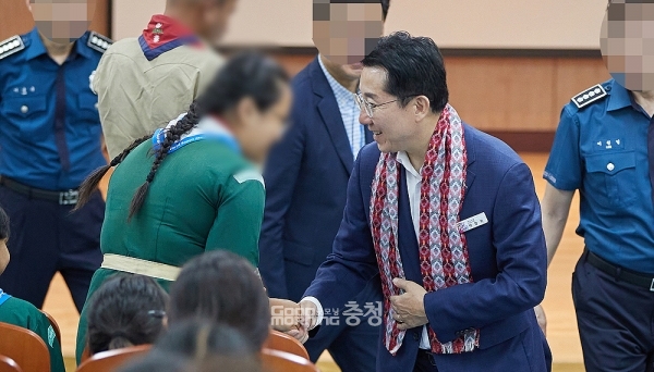 ‘2023 새만큼 세계 스카우트 잼버리’가 준비 부족 등으로 국격을 실추시켰다는 비판을 받고 있는 가운데, 11일 열리는 K-팝 슈퍼 라이브 콘서트를 앞두고 중고 거래로 단복을 구매하려는 누리꾼이 있는 것으로 전해져 물의를 빚고 있다. (아산시 제공: 해당 기사와 직접적인 연관 없음. 박경귀 시장이 지역을 찾은 네팔 국적 잼버리 대원들을 격려하고 있다. 굿모닝충청=김갑수 기자)
