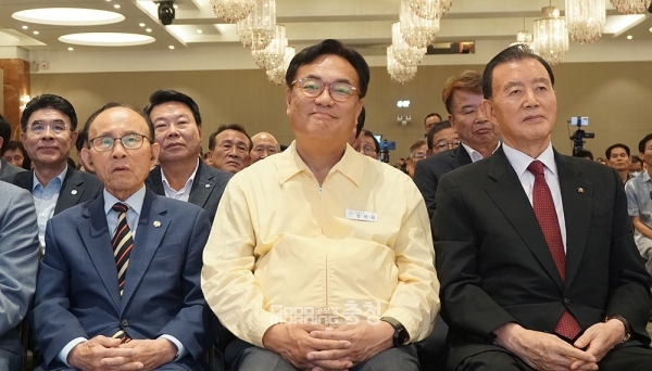 국민의힘 정진석 국회의원은 19일 “재경 출청인은 재향 충청인 표심의 영향을 받는다. 대전·충남·세종이 똘똘 뭉쳐 국민의힘 바람을 수도권으로 올려야 한다”고 말했다. (왼쪽부터 이진삼 충청향우회 중앙회 회장, 정진석 국회의원, 홍문표 충남도당 위원장/ 굿모닝충청=김갑수 기자)