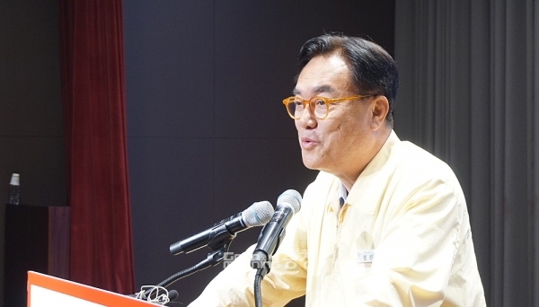 정진석 국회의원은 “충남이 뿌리인 윤석열 대통령 성공을 위해 충청인이 함께 일어서지 않으면 전국 어느 지역 국민들이 도와주겠나?”라고 반문했다.