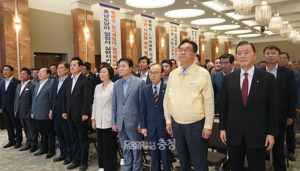 홍문표 위원장은 이날 오후 예산 덕산 스플라스 리솜에서 열린 국민의힘 충남 당원대회 및 충남도당 위원장 이·취임식에 참석해 “충북은 어렵고 대전·세종·(충남) 천안은 전멸이다. 이러고서도 우리가 정권 잡았다고 흥청망청 할 수 있겠나?”며 이같이 강조했다.