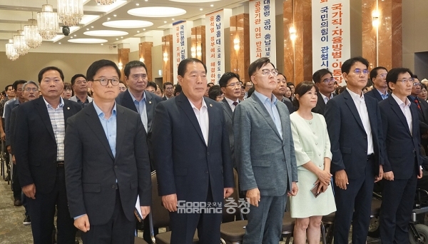 홍문표 위원장은 “성일종 의원이 끈질기게 해서 성안되는 줄 알았는데 예비타당성 조사 통과가 안 됐다는 것이다. 양양과 속초도 예타 없이 했다. 13조가 들어가는 가덕도도 예타 없이 했다. 왜 충남만 해야 하나?”라고 반문했다.