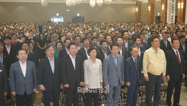 19일 오후 예산 덕산 스플라스 리솜에서 열린 국민의힘 충남 당원대회 및 도당 위원장 이·취임식은 22대 국회의원 선거 필승 결의대회 분위기 속에 치러졌다.