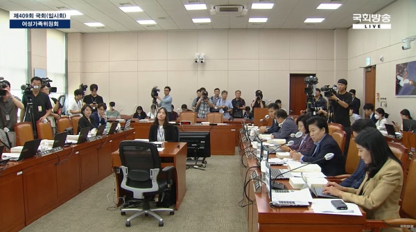 국회 여성가족위원회가 25일 전체회의을 열고 잼버리 사태 등 현안질의에 나서려고 했지만 국민의힘 소속 의원들이 불참해 파행 운영되고 있다.