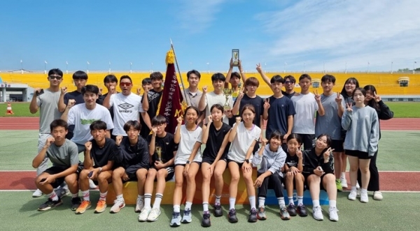 논산계룡교육지원청은 지난 1일부터 2일까지 논산 시민운동장에서 열린 2023 충청남도교육감기육상경기대회에서 25개(금 12개, 은 8개, 동 5개) 메달을 획득하며 종합 2위를 달성하는 쾌거를 거뒀다.(사진=논산계룡교육지원청 제공)