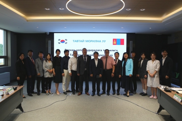 건양대학교는 5일 몽골 7개 대학 총장단이 대전 메디컬캠퍼스를 방문해 김용하 총장을 만나 건양대와 몽골 소재 대학간의 교류 확대 및 유학생 유치 기반 조성을 위한 간담회를 가졌다.(사진=건양대 제공)