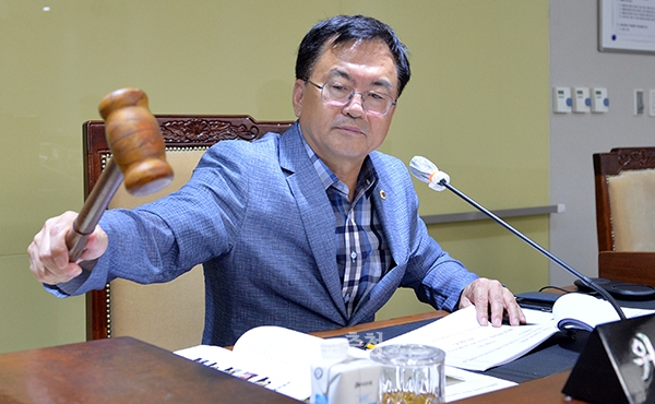 충남학생인권조례 폐지안이 11일 충남도의회에 발의된 가운데, 현재 진행 중인 347회 임시회에서 처리될 가능성은 적을 것으로 관측되고 있다. (편삼범 교육위원장. 자료사진=충남도의회 누리집 갈무리/굿모닝충청=이종현 기자)