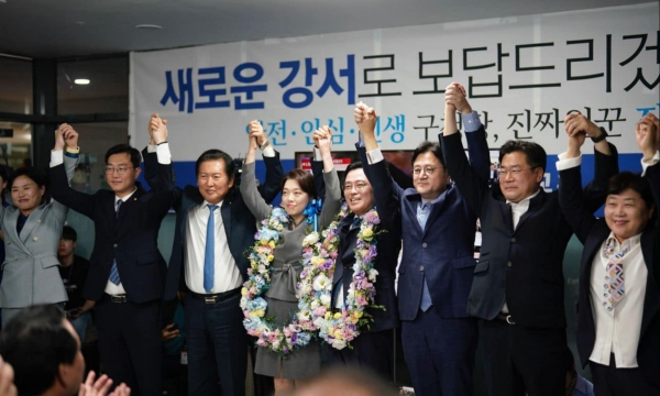 더불어민주당 진교훈 후보가 승리가 확정된 후 환호하고 있다(사진=진교훈 페이스북)