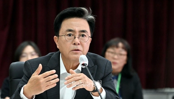 지난 11일 치러진 서울 강서구청장 보궐선거에서 참패한 국민의힘이 책임론을 둘러싸고 격랑 속으로 빠져들고 있는 가운데, 김태흠 충남지사가 당 지도부에 김태우 후보에 대한 공천 반대 의사를 전달한 사실이 뒤늦게 전해졌다. (자료사진: 페이스북/ 굿모닝충청=김갑수 기자)