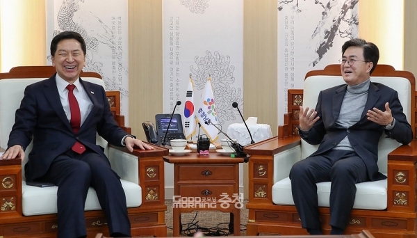 그러나 김기현 대표 체제 출범 이후에는 당을 위한 직접적인 비판은 자제해 왔다. (자료사진: 왼쪽부터 김기현 대표와 김태흠 지사/ 굿모닝충청=김갑수 기자)