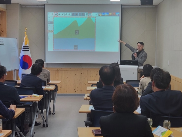 논산계룡교육지원청은 16일 ‘오기영 미래연구소’ 대표를 강사로 초빙해 ‘미래사회와 학교의 역할’이라는 주제로 관내 초중등 교장 대상 연수를 진행했다.(사진=논산계룡교육지원청 제공)