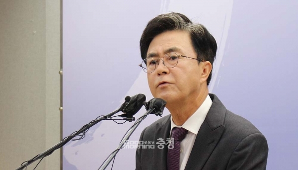 김태흠 충남지사는 19일, 서울 강서구청장 보궐선거에서 참패한 국민의힘 상황과 관련 “여러 가지 미흡한 부분이 있더라도 좀 더 지켜볼 것”이라고 말했다. (굿모닝충청=이종현 기자)