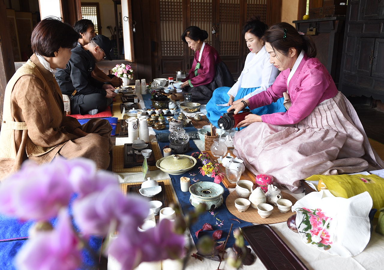 [포토뉴스] '짚&풀, 과거와 미래를 엮다'…아산 외암민속마을 짚풀문화제