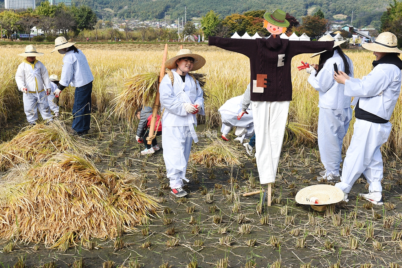 [포토뉴스] '짚&풀, 과거와 미래를 엮다'…아산 외암민속마을 짚풀문화제