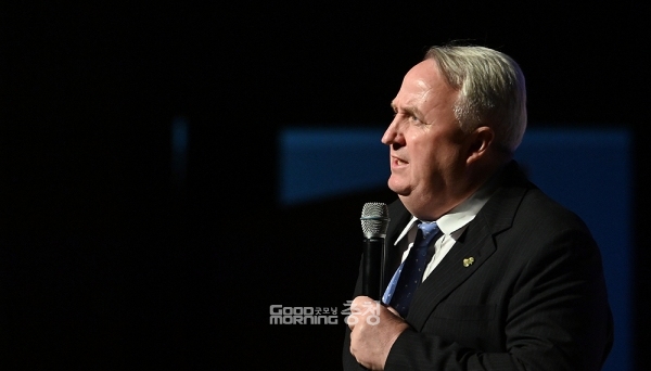 인요한 연세대 의대 세브란스병원 국제진료센터 소장이 국민의힘 혁신위원장을 맡게 된 것과 관련, 충남도 공직사회 내부에서는 놀랍다는 반응이 나오고 있다. 이달 직원 월례회 모임에서 특강을 한 장본인이 집권여당 혁신위를 이끌게 됐기 때문. (충남도 제공/ 굿모닝충청=김갑수 기자)