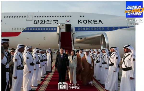 카타르에 도착한 후 비행기에서 내리는 사진에서도 김건희 여사의 '센터 본능'이 또 다시 도진 것을 확인할 수 있다.