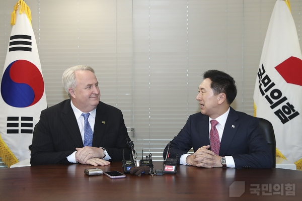 국민의힘 김기현 대표가 지난달 22일 서울 여의도 당사에서 인요한 혁신위원장을 접견하고 있다(사진=국민의힘 제공)