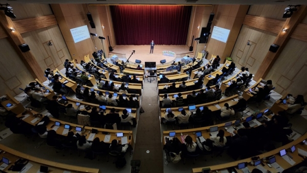 사랑의 인문학 교수자로 나선 건양대병원 장영섭 교수가 학생들에게 사랑에 대한 강좌를 진행하는 모습(사진=건양대 제공)
