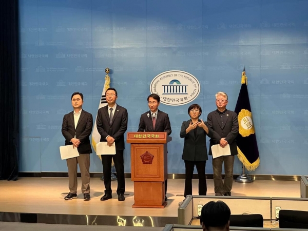 비명계들의 모임 '원칙과 상식' 출범을 알리는 기자회견.(출처 : 이원욱 의원 페이스북)