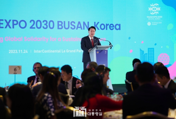 지난 24일 프랑스 파리 인터컨티넨털 르그랑 호텔에서 개최된 ‘BIE 대표 초청 오찬’ 행사에 참석해 연설 중인 윤석열 대통령.(사진 출처 : 대통령실 홈페이지)