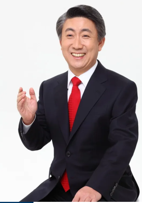 지난 1일 국회 탄핵소추를 앞두고 갑작스럽게 사퇴한 이동관 전 방송통신위원장.(출처 : 네이버 이미지)