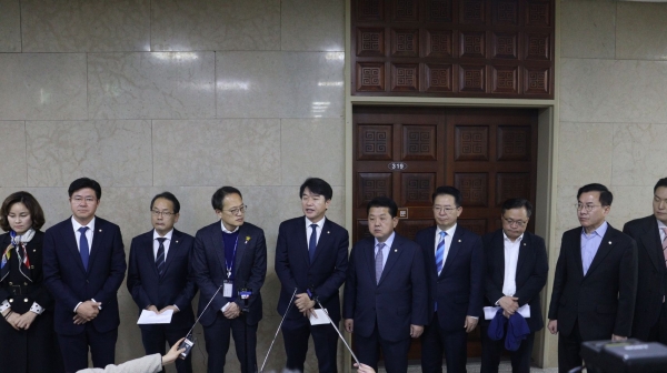 더불어민주당 국회 운영위원회 소속 위원들이 지난 6일 운영위 파행에 대한 입장을 밝히고 있다(사진=문진석 의원실 제공)