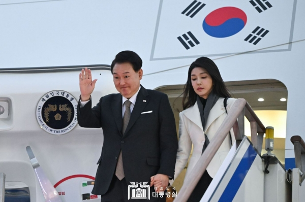 윤석열 대통령과 김건희 여사가 지난달 26일, 영국 및 프랑스 방문을 마치고 서울공항을 통해 귀국하는 모습(사진=대통령실 제공)