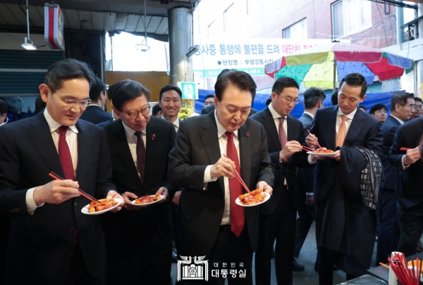 이 달 초 부산 국제시장을 방문해 '떡볶이쇼'를 가진 윤석열 대통령. 그의 옆엔 박형준 부산시장을 비롯해 이재용 삼성 부회장 등 재벌 총수들이 보인다.(사진 출처 : 대통령실 홈페이지)