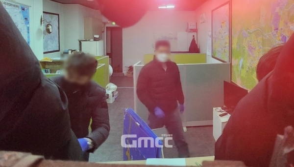 수색 중인 경찰.(사진=굿모닝충청 채원상 기자)