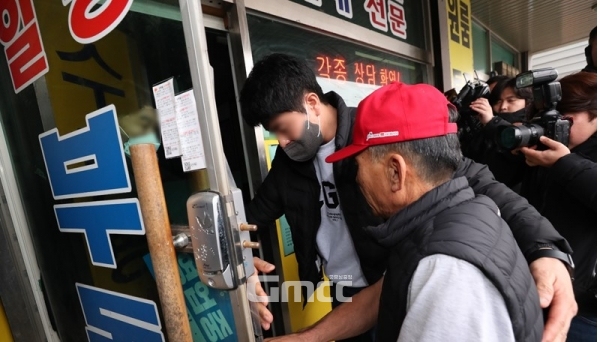 건물주와 부산청 경찰들이 문을 열고 들어서고 있다.(사진=굿모닝충청 채원상 기자)