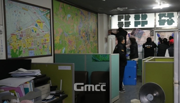 압수수색에 나선 경찰들이 입구 창문을 막고 있다.(사진=굿모닝충청 박종혁 기자)