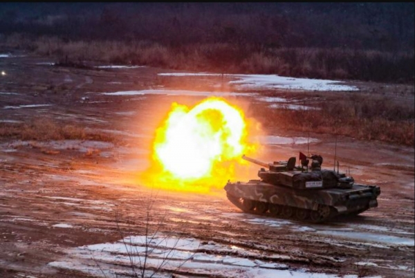 육군은 지난 2일 '즉·강·끝(적이 도발하면 단호하고 공세적으로 대응하여 다시는 도발하지 못하게 한다는 응징 원칙)' 대응태세 확립을 위한 포탄 사격 및 기계화부대 기동훈련을 실시했다. 사진은 포천시 다락대과학화훈련장에서 진행된 육군7기동군단 훈련에서 K2 전차가 사격하고 있는 모습(사진 국방부 제공)