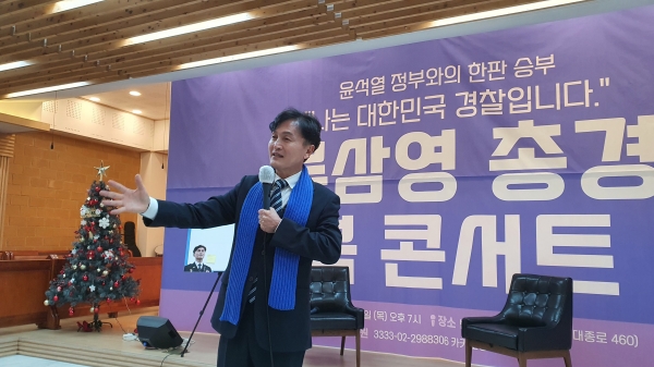 지난 2일 이재명 더불어민주당 대표 피습 사건 당시 상황에 대해 대중들에게 설명하는 류삼영 전 총경의 모습.(사진 : 굿모닝충청 조하준 기자)