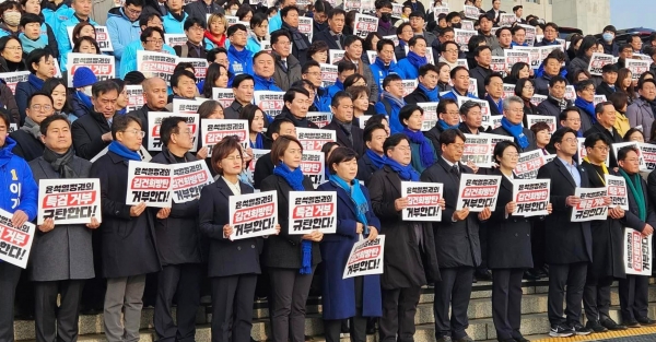 더불어민주당 등 야 4당이 5일 국회 본청 계단에서 윤석열 대통령의 '쌍특검법' 거부권 행사를 규탄하고 있다(사진=고민정 의원실 제공)
