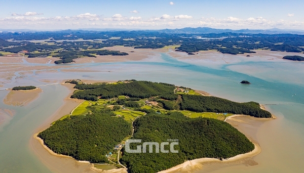 충남도의 최대 숙원 중 하나이자 윤석열 대통령 대선공약인 가로림만 국가해양생태공원(가로림만 해양정원) 조성 사업에 대한 타당성 재조사 결과가 이달 중 공개될 예정인 가운데, 정치권을 중심으로 긴장감이 감돌고 있다. (자료사진: 서산시 제공/ 굿모닝충청=김갑수 기자)